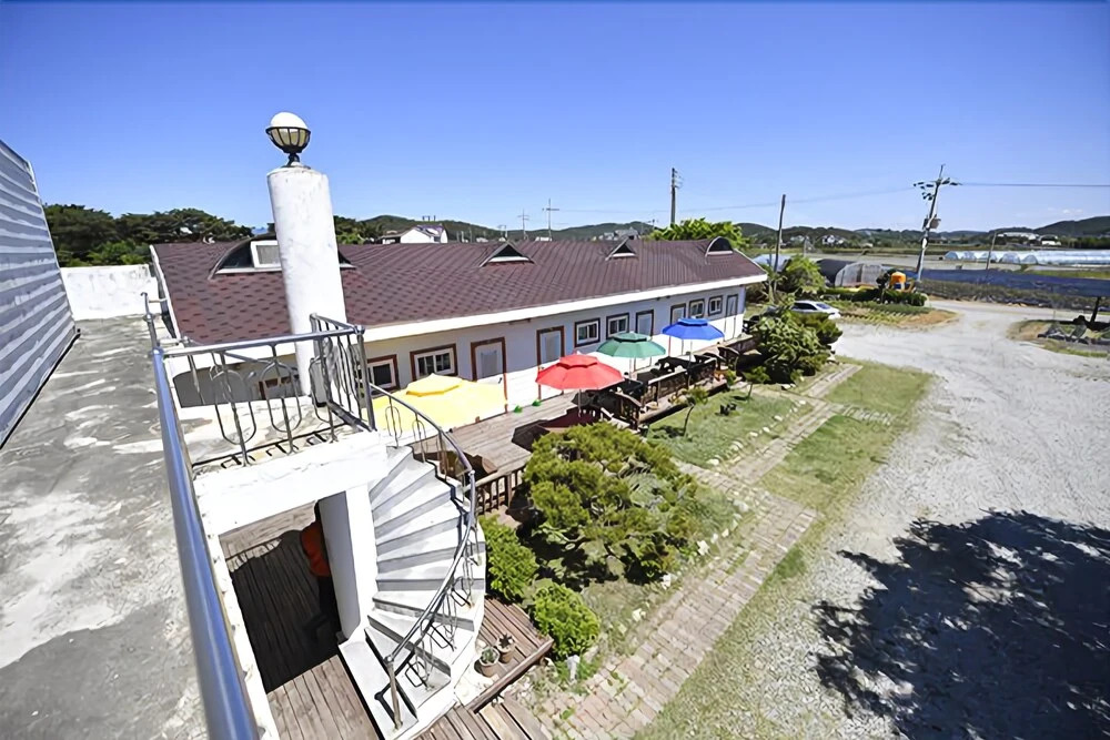 Anmyeondo Flower Beach Castle Pension