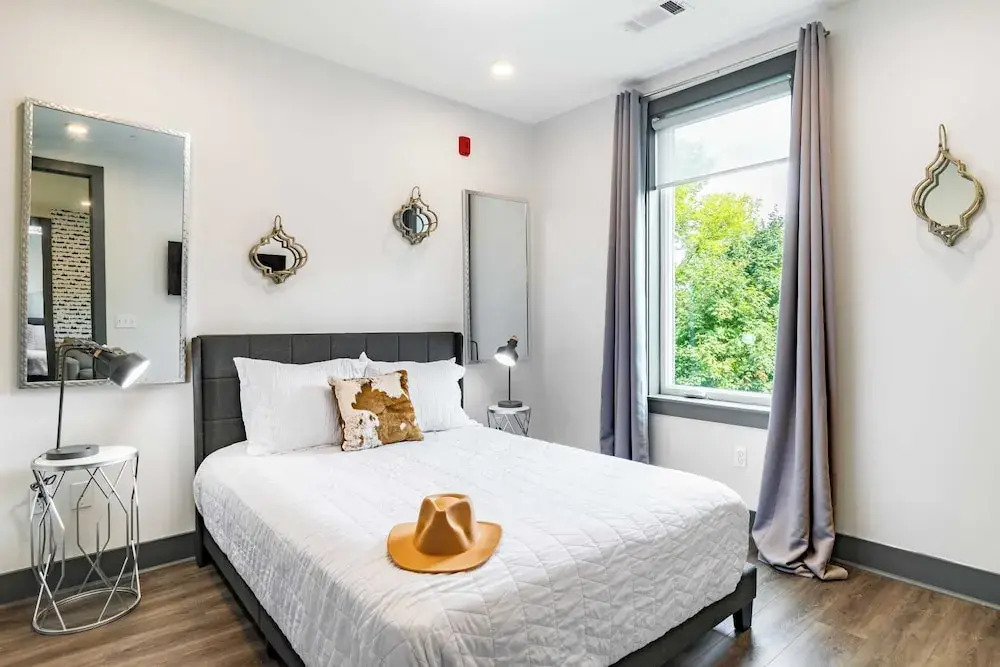 Downtown Nashville 2BR Condo Balcony & Parking Near Broadway