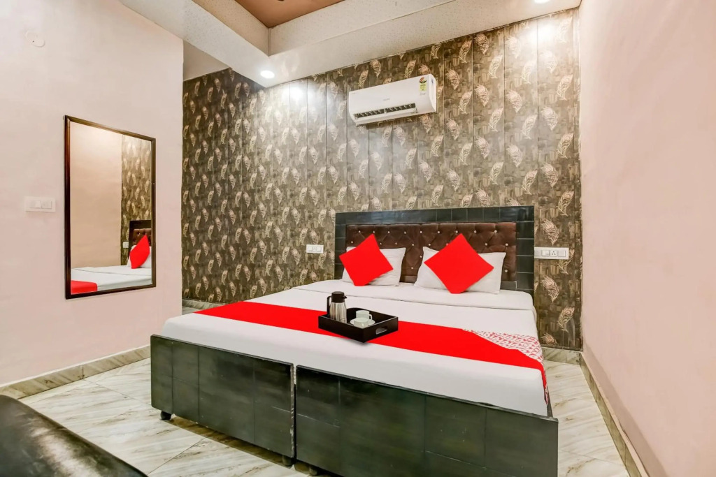 OYO Flagship 70340 Hotel Colour