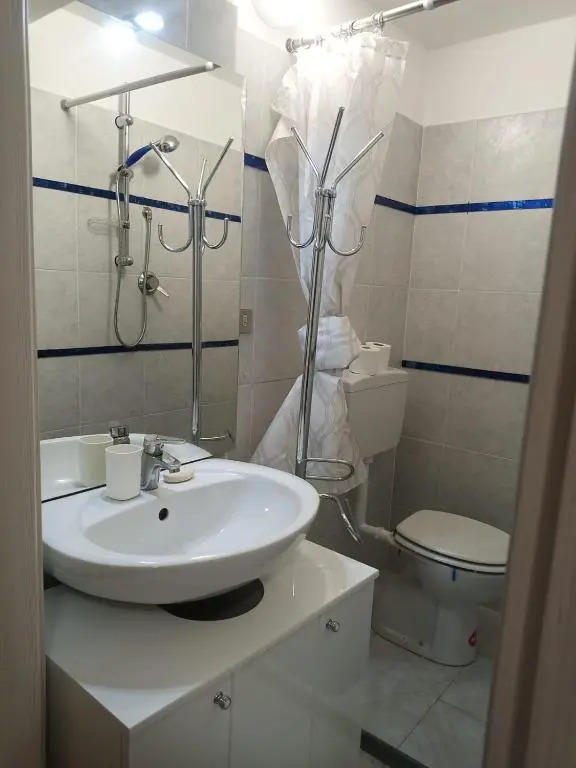 Ampia camera con bagno privato seminterrato a 80 metri dal lago