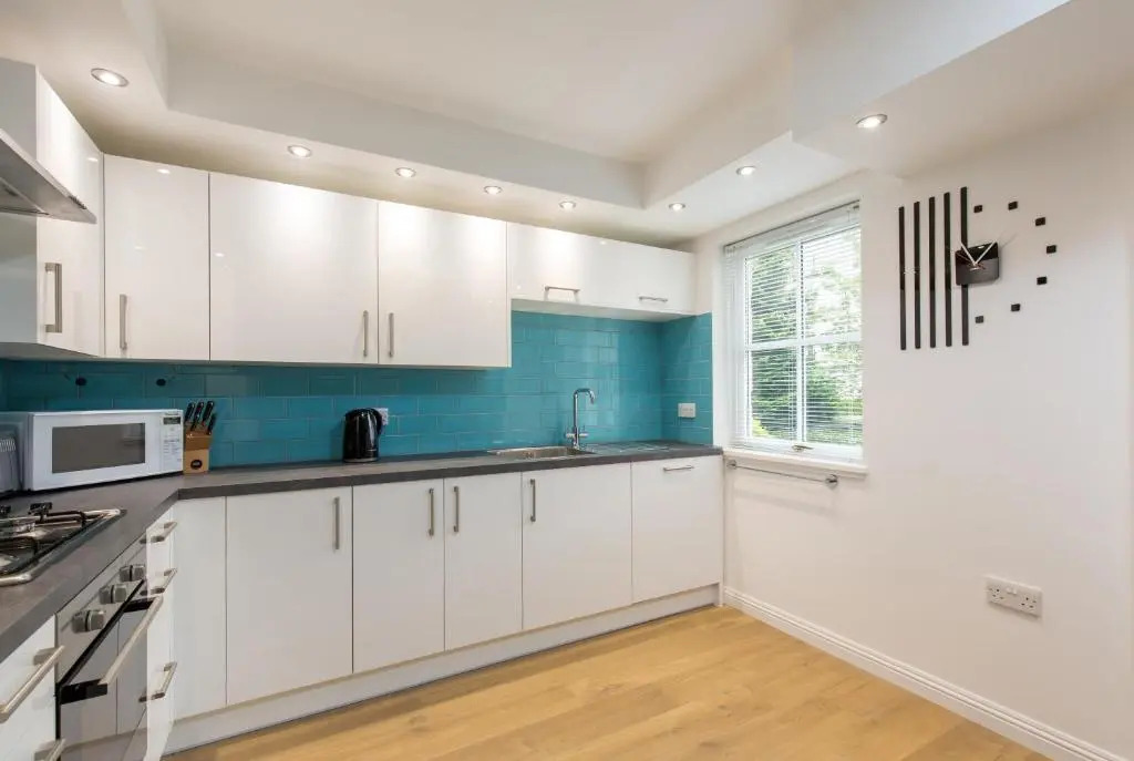 415 Lovely and Central 2 Bedroom Apartment With Secure Parking