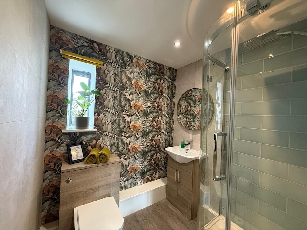 Lincoln 4-Beds Sleeps 13 Hot Tub & Pet Friendly