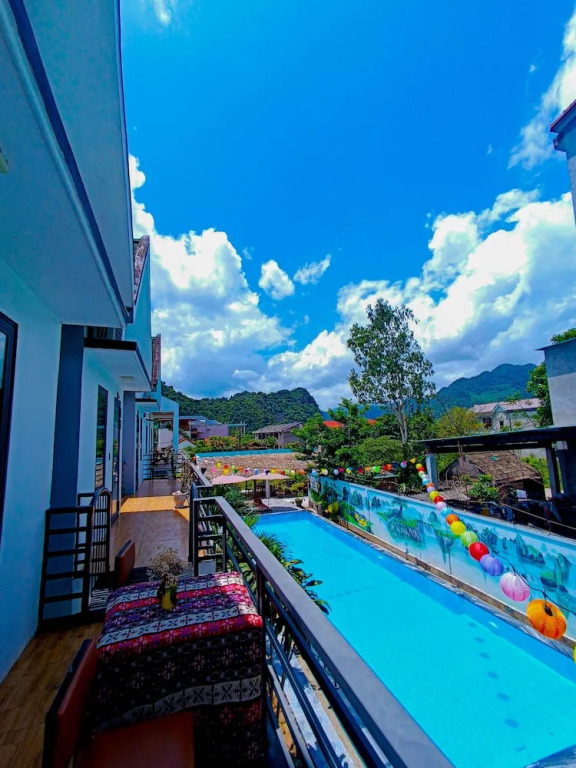 YoLo Pool Bar Villas