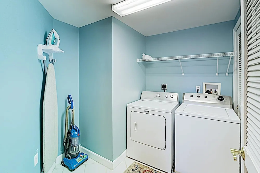 New Listing! Ocean-view W/ Rooftop Pool 3 Bedroom Condo