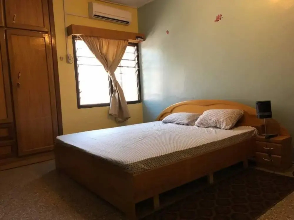 3 Bed House Sleeps 6 - Parking, Wifi, Generator
