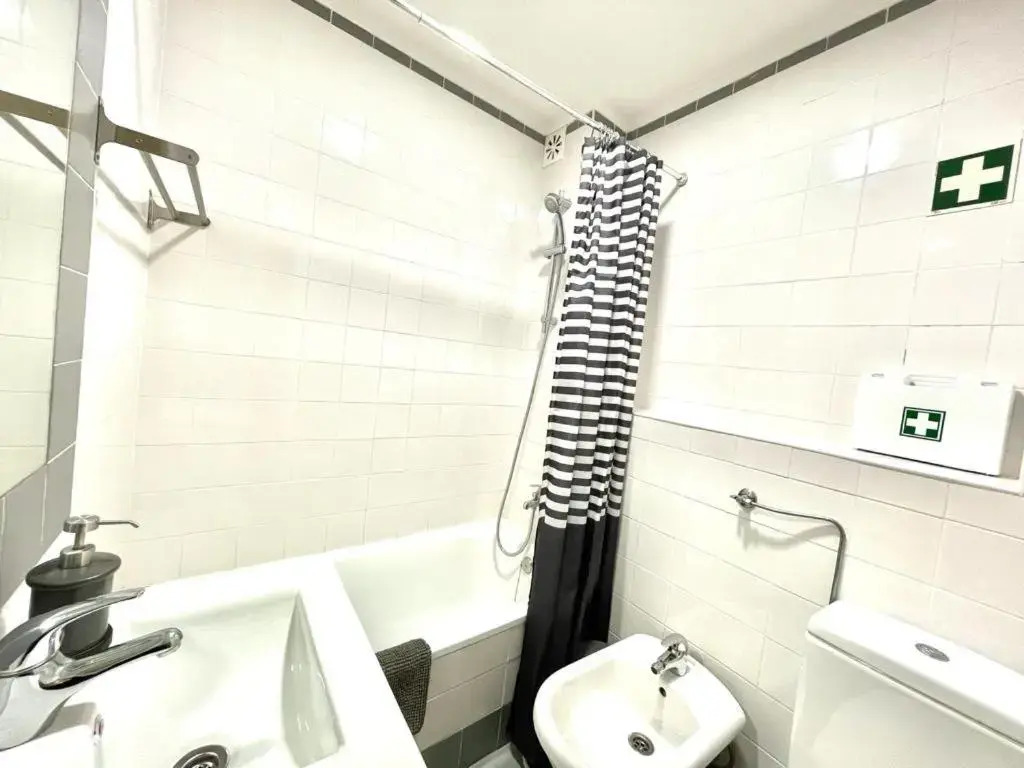Lisboa, Charming Patio House, Central Lisbon, WIFI, Air Conditioning, Near Metro, by IG