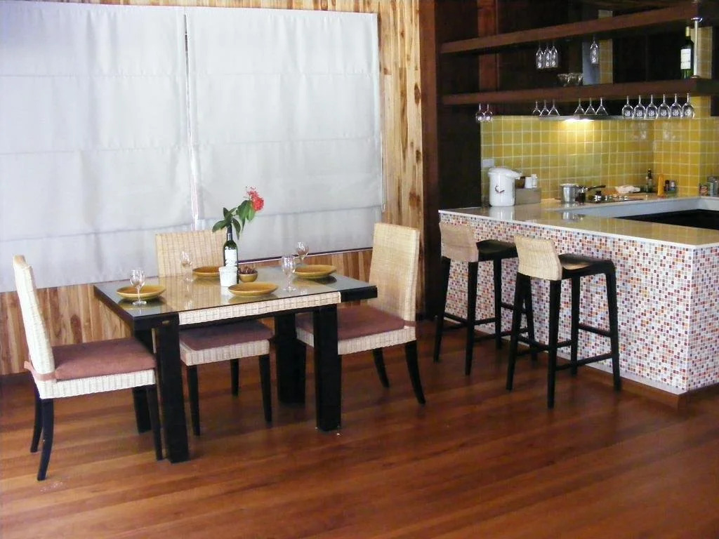 Baan Banyan Villa, wood house short walk to Mae Nam beach
