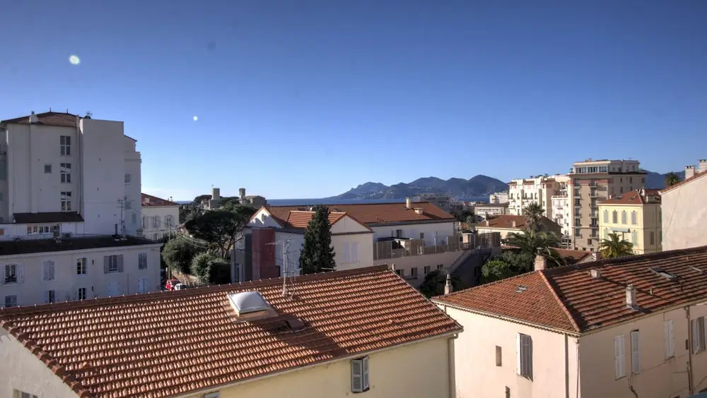 T2 3 étoiles vue mer et montagne PKG