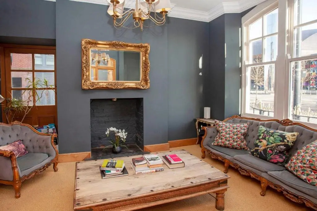 Quirky Cardiff Bay Hen House Sleeps 14-16