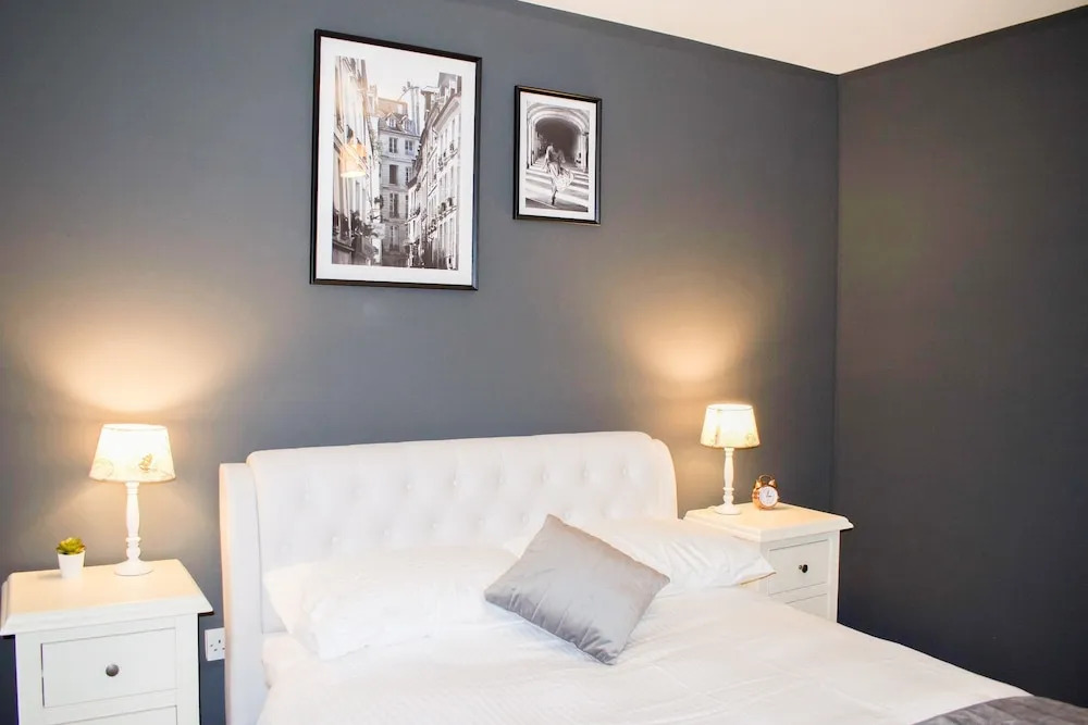 Bright 2 Bedroom Home With Balcony