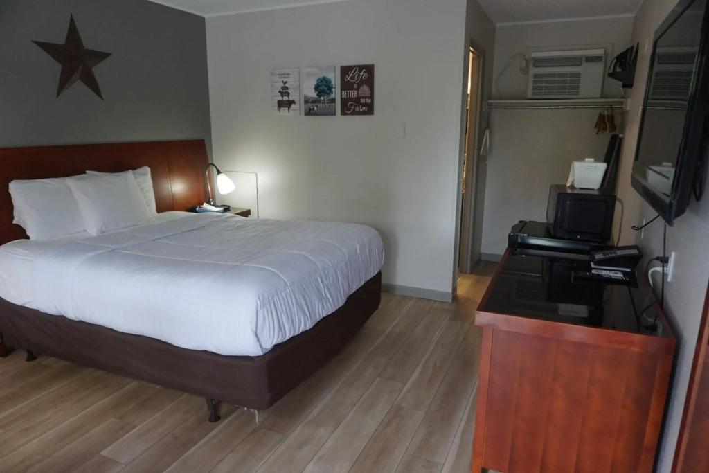 Harvest Drive Family Inn - Renovated Rooms