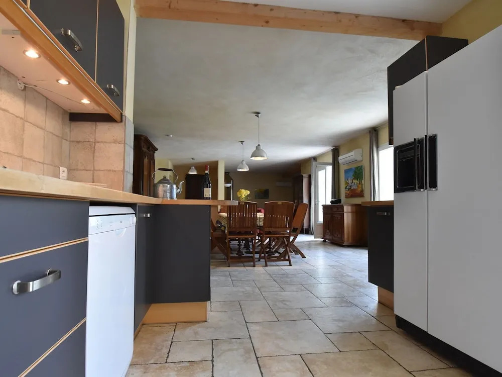 Spacious Villa in Vaison-la-Romaine with Swimming Pool