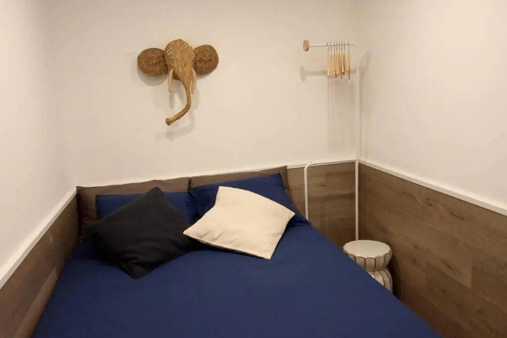 M2 Cool apartment next to metro. 15m to center