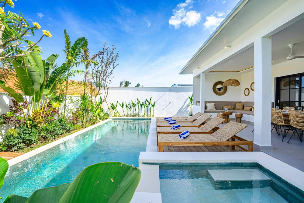 Villa L at Seseh - 2BR Private Luxury Oasis next to the Beach
