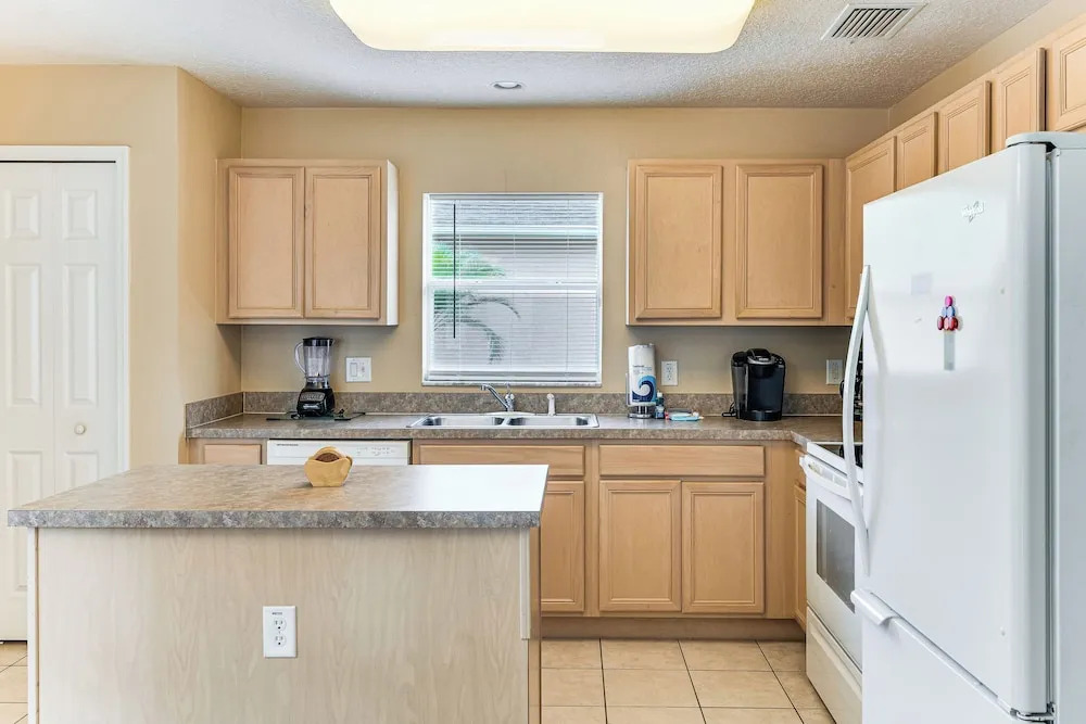 11 Mi to Disney! Family Haven w/ Poolside Oasis