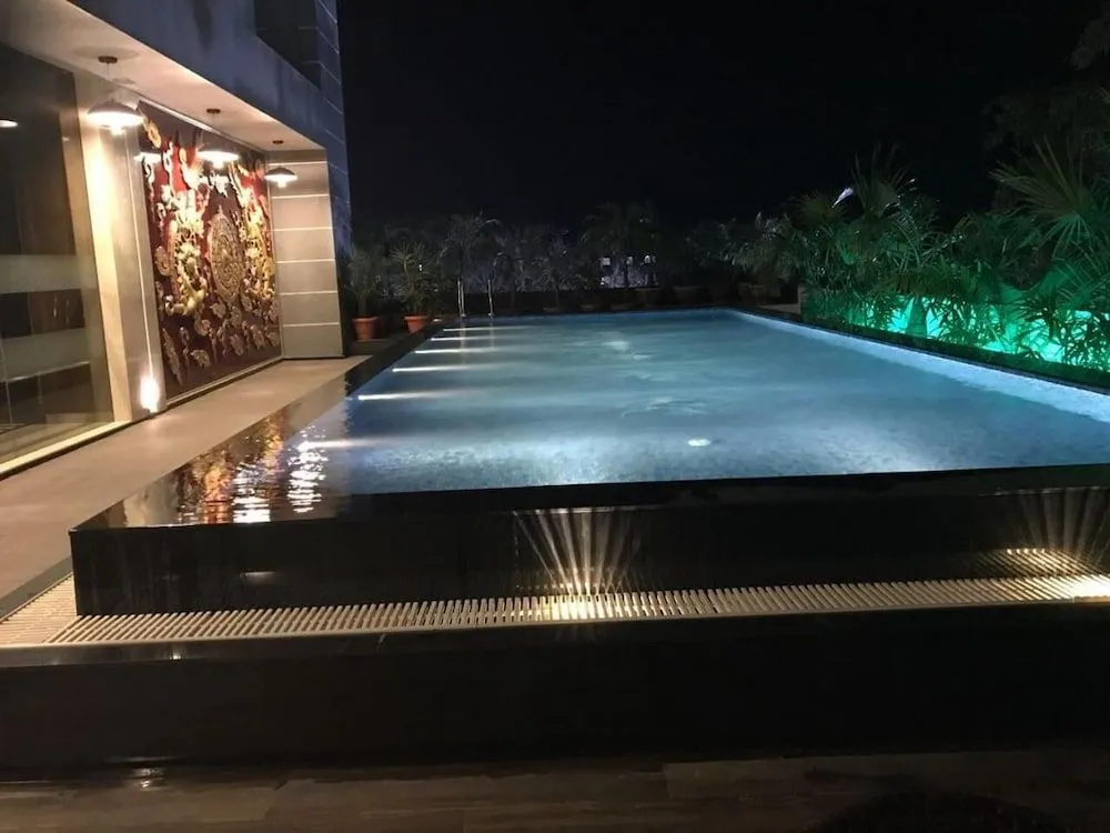 Hotel Saffron Crest