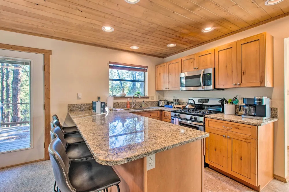 Family Cabin w/ Hot Tub: 1 Mi to Angel Fire Resort