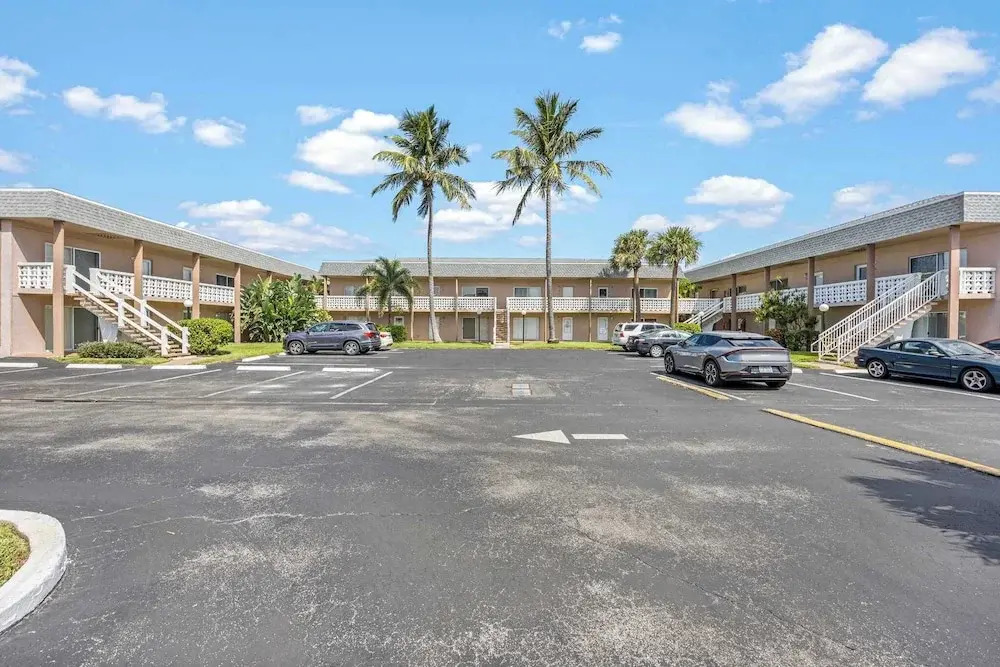 The Diplomat- 2 Bed Condo-3 Minute Walk to Beach!