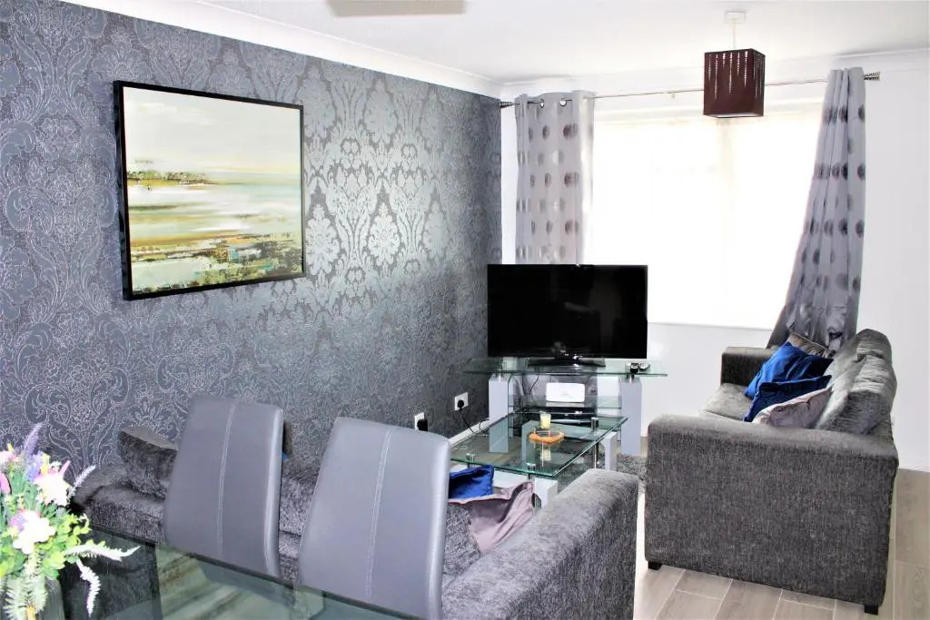 Beautiful 3 bed house Sleeps 6 Free Parking!