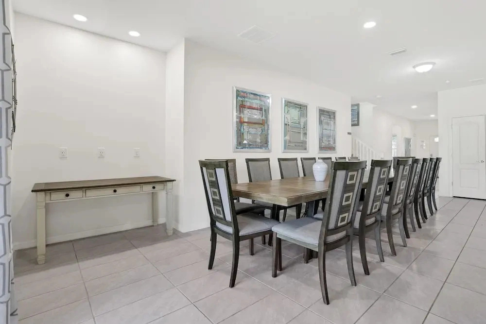 Well-stocked Home With Game Room, Enclosed Pool, Patio, & Child-friendly Items