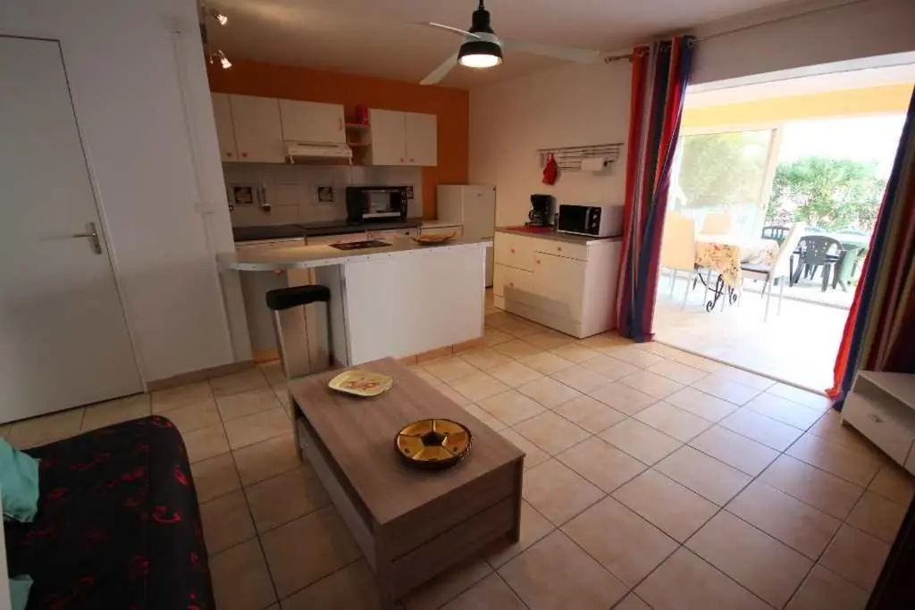 Jolie maison de vacances 2 chambres climatisées véranda terrasse parking privatif dans résidence sécurisée avec piscine commune 400 m de la mer LRCS99