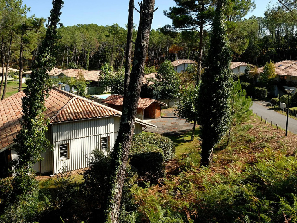 Luxury villa with a large garden near Etang de Laprade