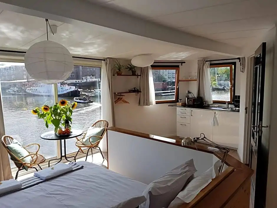 Houseboat Concordia B&B