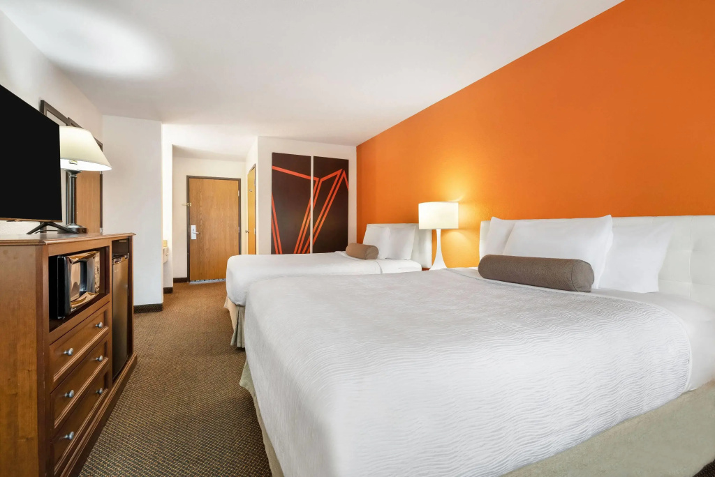 Howard Johnson by Wyndham Oacoma Hotel & Suites