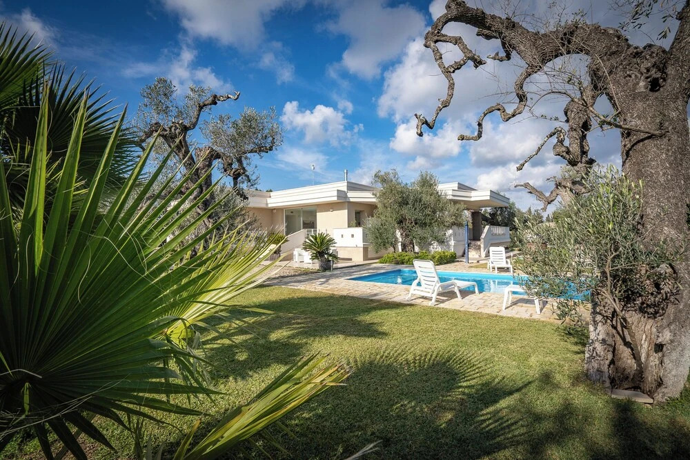 Villa Torricella Pool and Sunny Garden - Happy Rentals