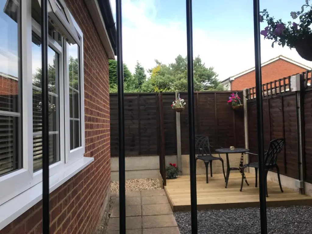 Studio-1-Staines/Heathrow/London-own entrance