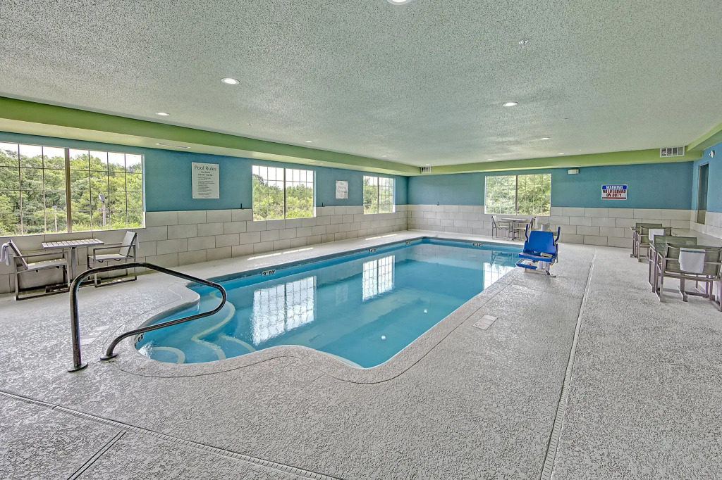 Holiday Inn Express & Suites Crossville by IHG