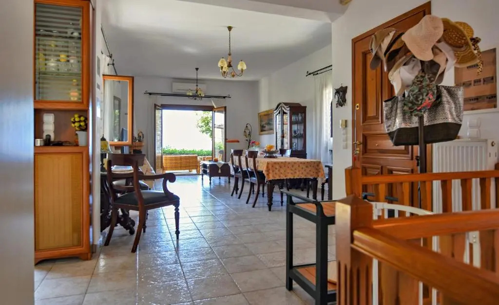 Villa Mirsini, a 5 minute walk from 2 beaches