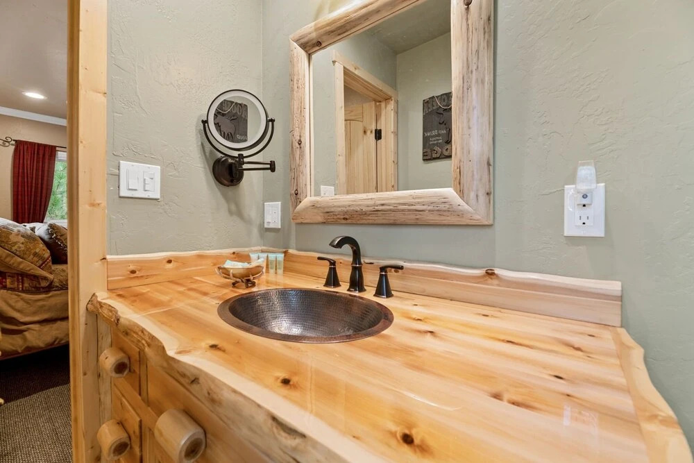 31 - Serenity Pines 4 Bedroom Home by Redawning