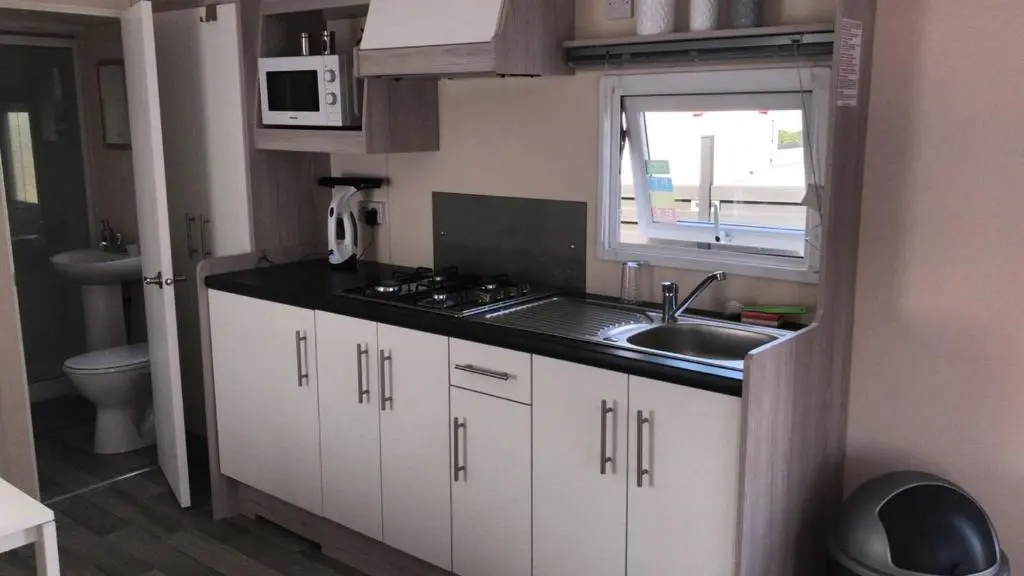 Luxe Chalet op camping Duindoorn, IJmuiden aan Zee, in de buurt van F1 circuit Zandvoort en Bloemendaal op loopafstand strand