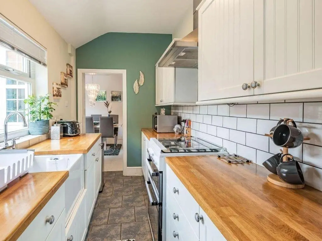 Cathedral Quarter House with free Secure Driveway Parking for 2 Cars