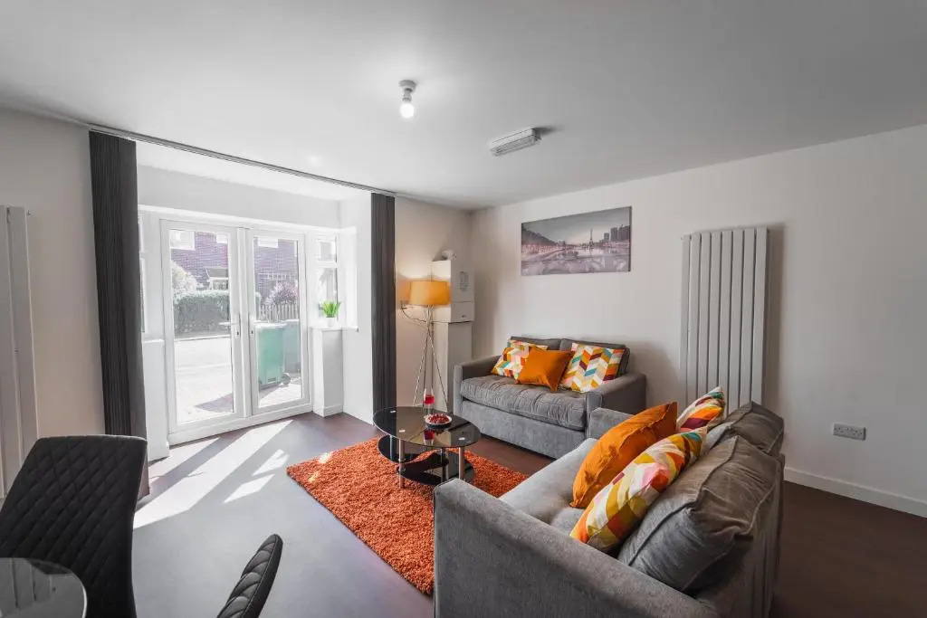 Lovely 2 beds -Ground Floor Apartment - free parking ,wifi - Southampton.