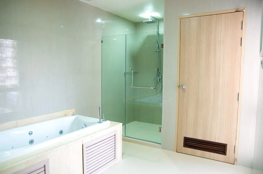 Jolly Suites and Spa Petchkasem