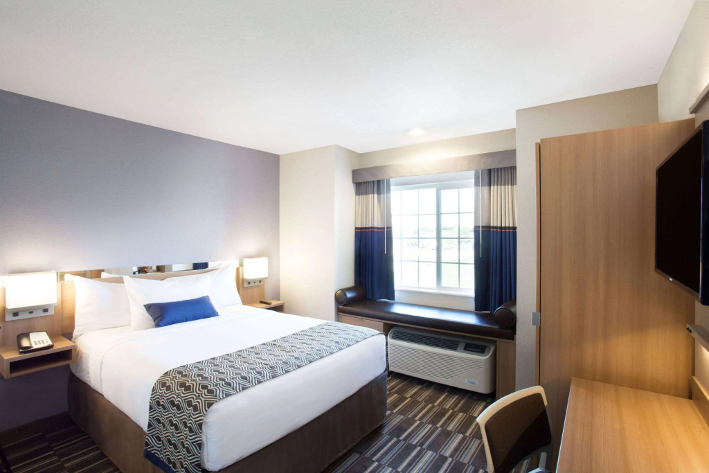 Microtel by Wyndham Vernal / Naples