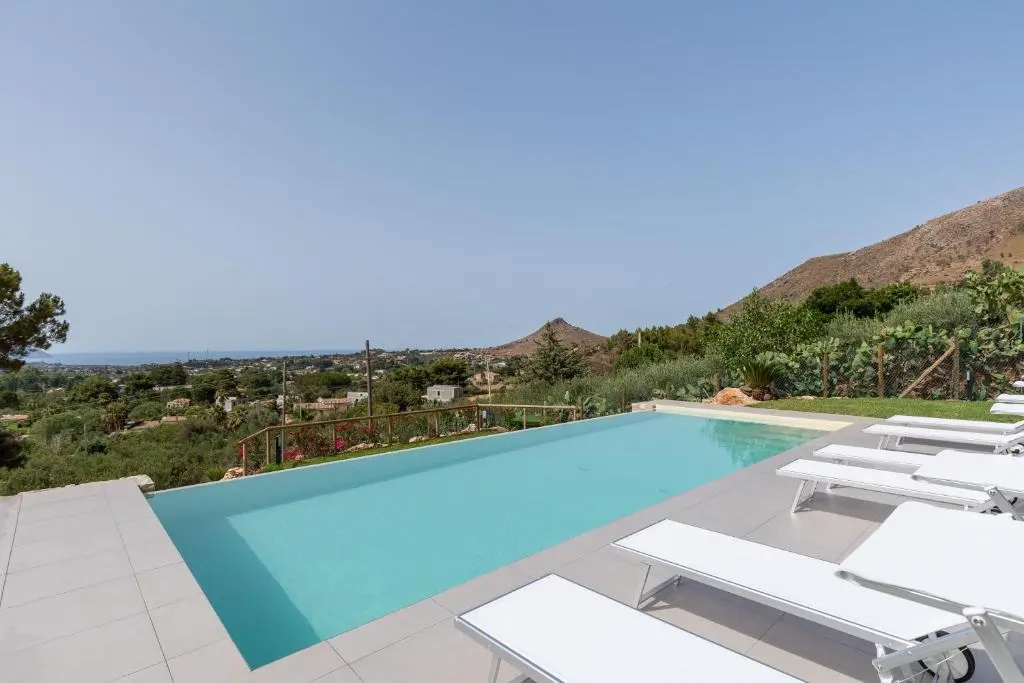 Villa vista mare con piscina a sfioro a Scopello