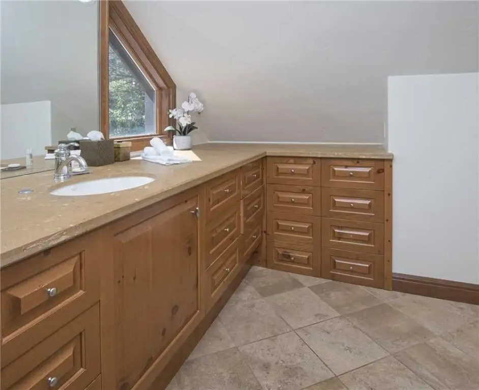 Holden Road Residence 5 Bedrooms 6 Bathrooms Condo