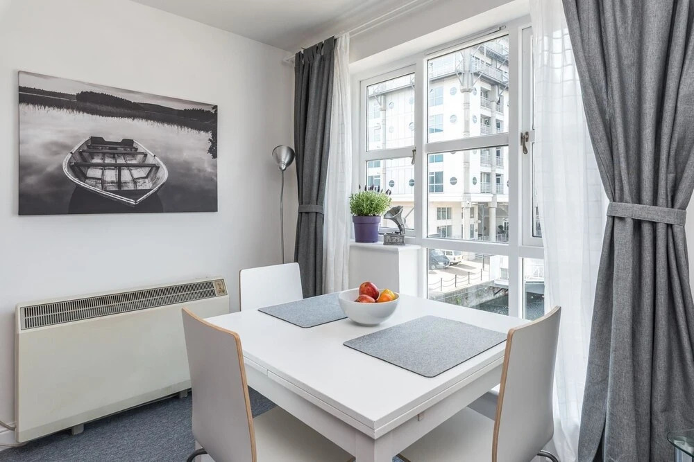 Fantastic 1 Bedroom Flat With Great Marina Views