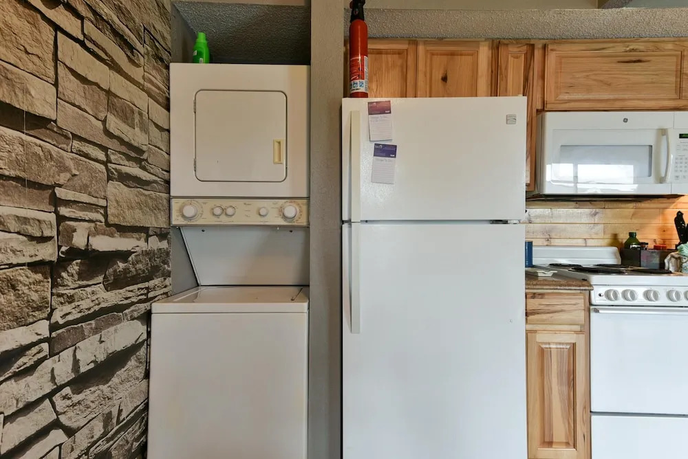 Memory Maker Condo - Great Location - Updated - Walk to Restaurant and Store!