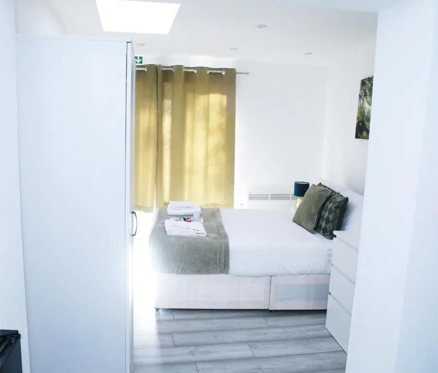 Stunning 1-bed Apartment in Harrow With Parking