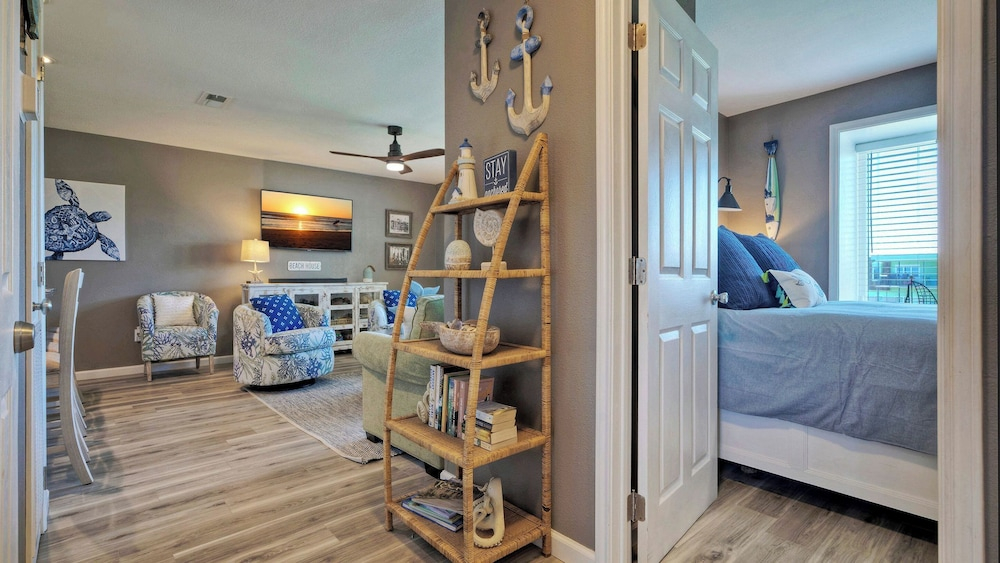 2 Condos Beach Access, 2 Pools, Pickleball & Tennis Island Retreat Complex