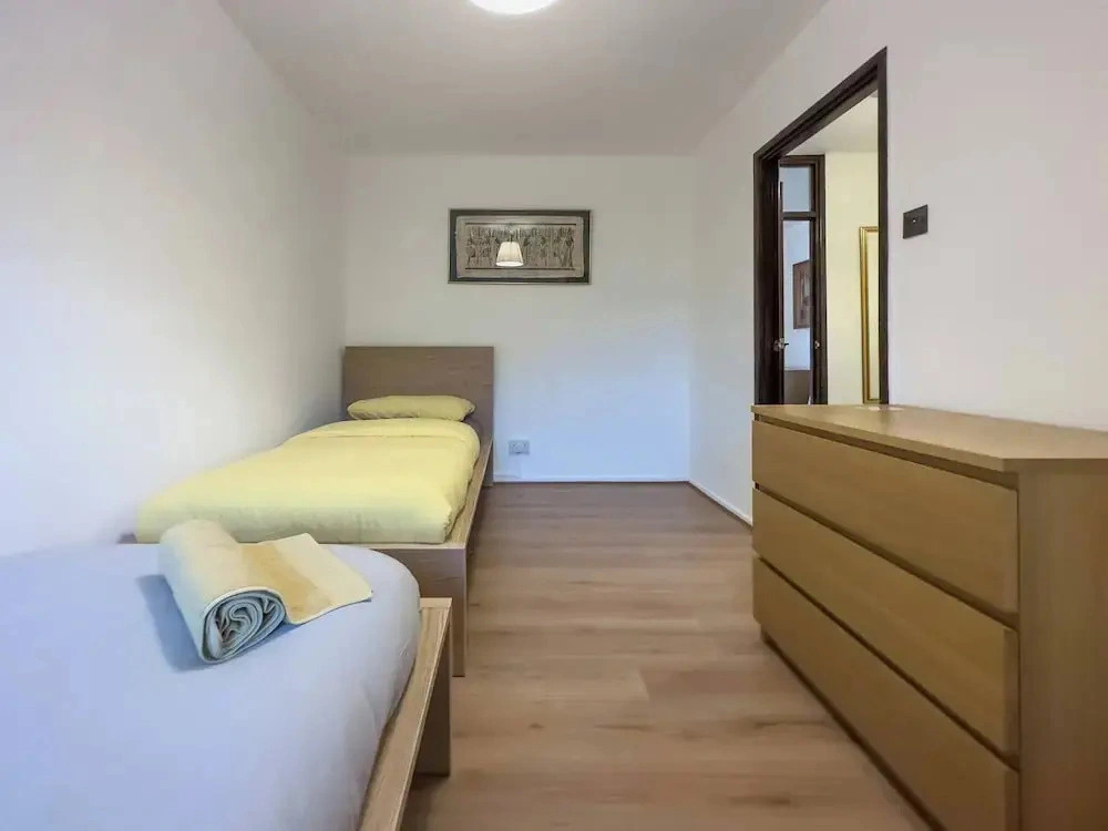 Spacious 2-bedroom London Flat With Balconies, Near Tube & Transport Links