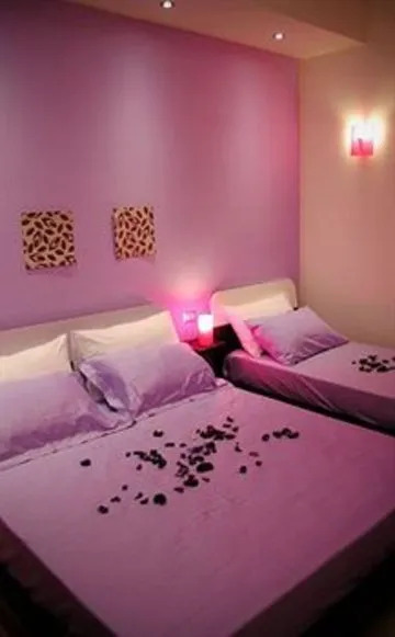 CEst La Vie Rooms