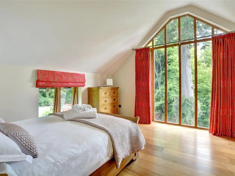 Bright Holiday Home in Saint Kew With Fireplace