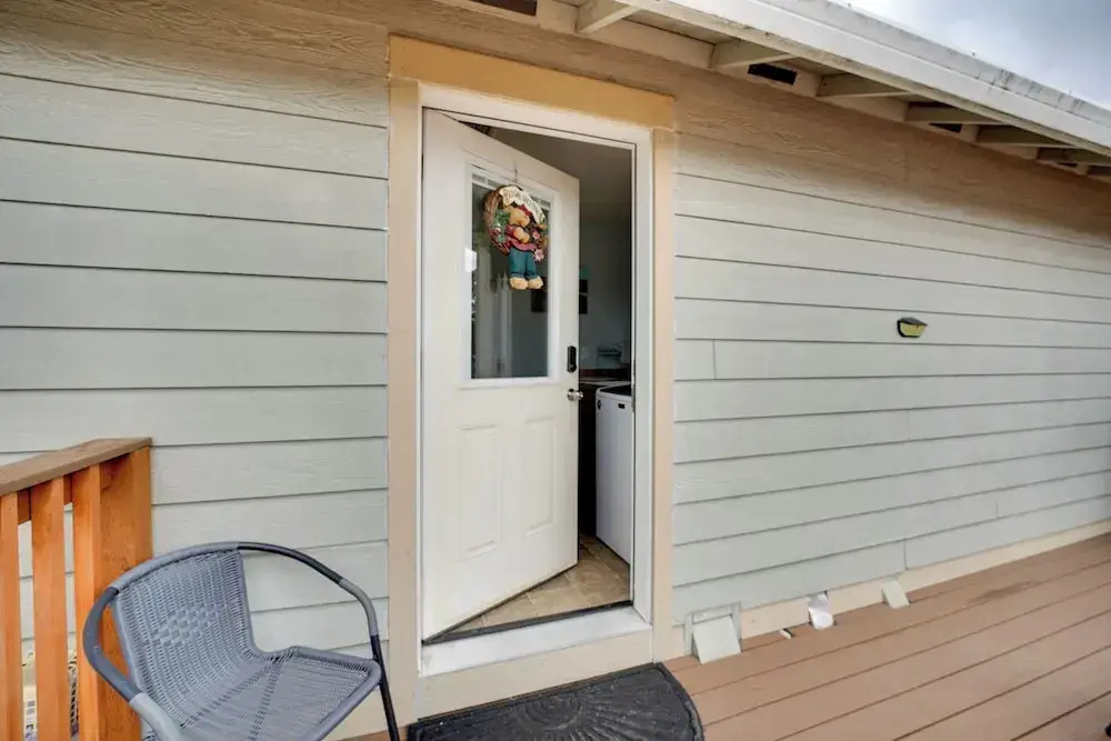4 Mi to UO! Convenient Springfield Apt w/ Deck