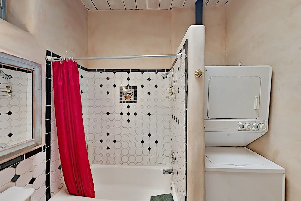 Downtown! Red Hawk By Inger Jirby - Steps To Plaza 1 Bedroom Duplex