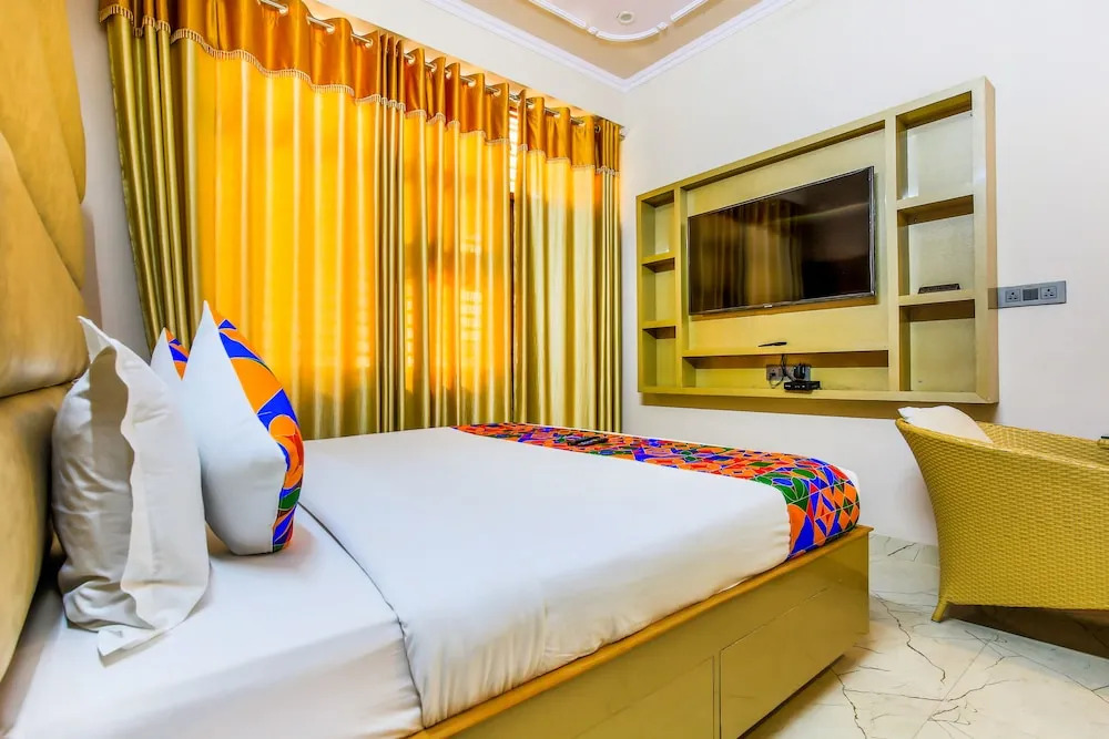 SR 1 by FabHotel